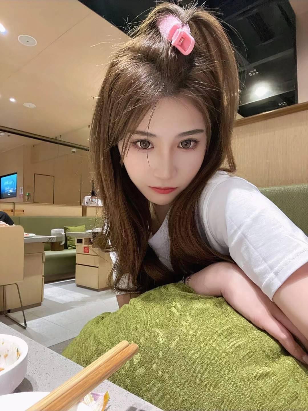 年轻漂亮可以抱起来输入